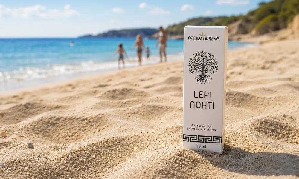 Naravni serum LEPI NOHTI blagovne znamke Darila narave na peščeni plaži z družino v ozadju